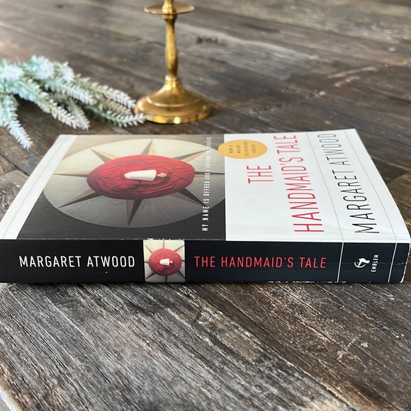 π 4/$20 NOVEL The Handmaidβs Tale by Margaret Atwood πHOST PICK!π - Picture 2 of 4